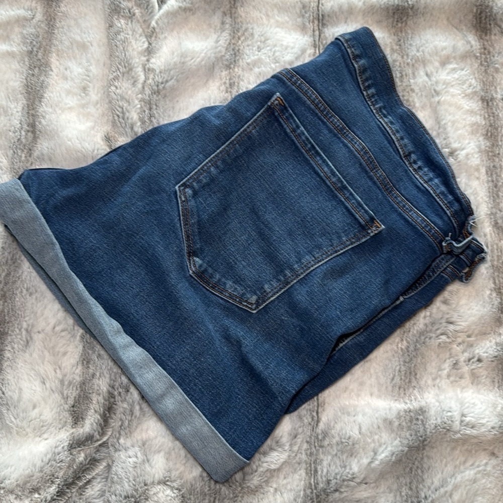 Old Navy -Boyfriend mid rise Jean shorts